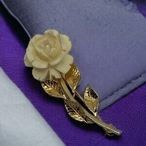 Vintage White and Gold Flower Brooch Pin - Elegant Floral Design